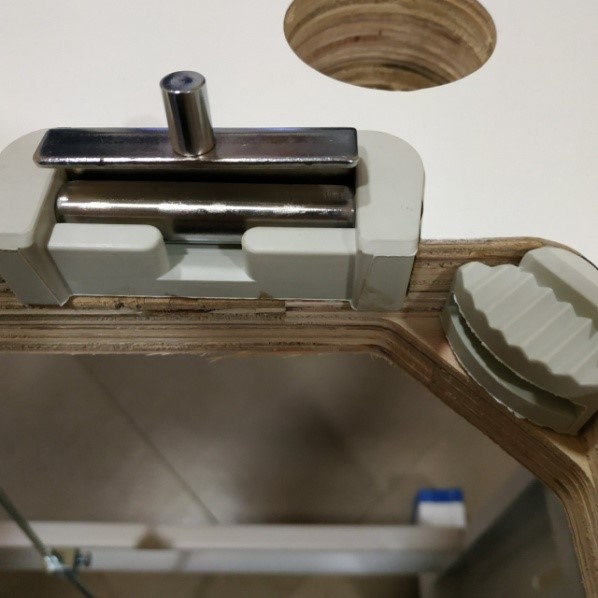 Установленные петли для фиксации швейной машины